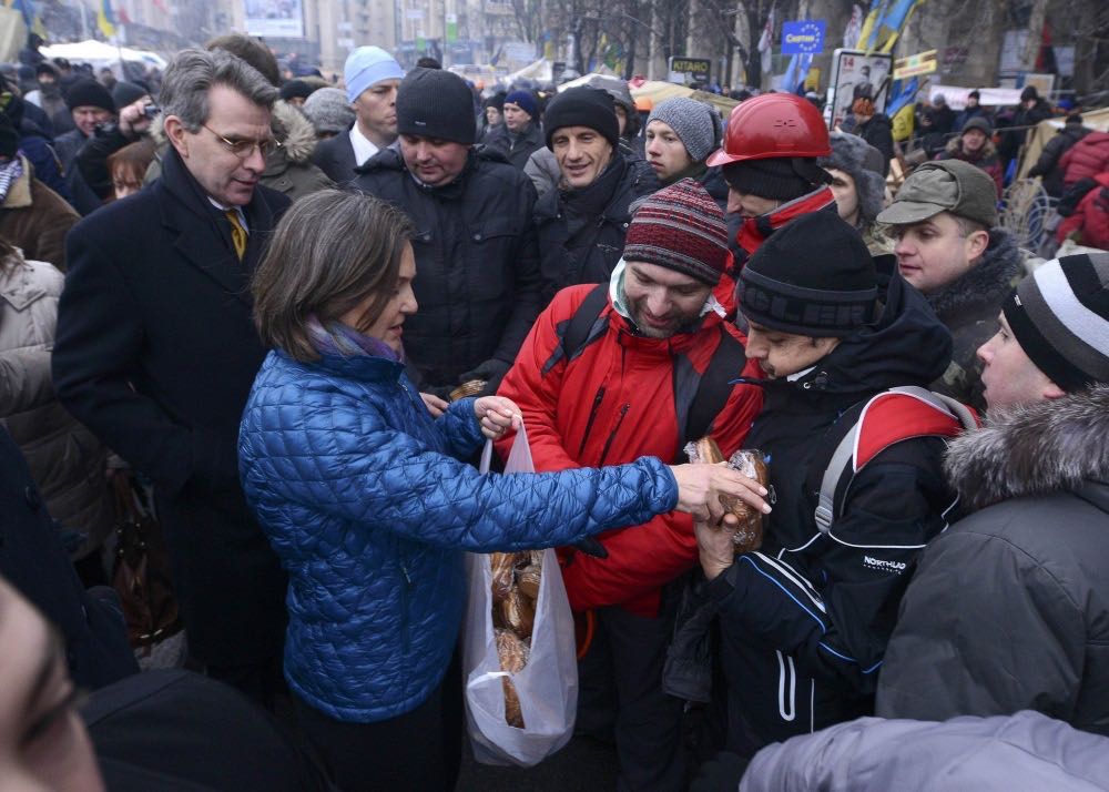 Victoria Nuland op Maidan klein