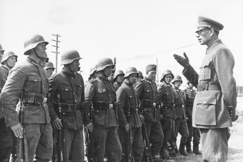 Wlassow mit Soldaten der ROA WikimediaCommons
