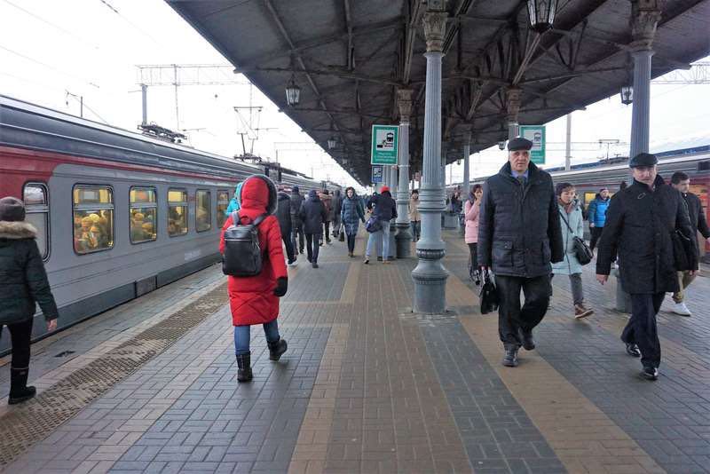 mensen pendelen op en neer tussen de hoofdstad en voorsteden als poesjkino