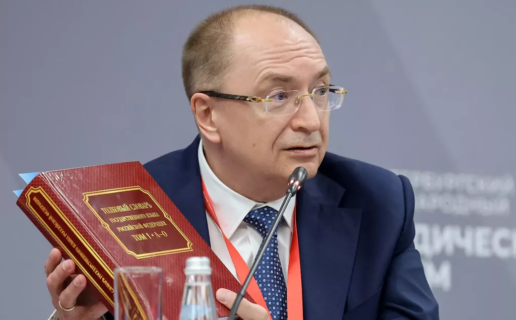 Nikolaj Kropatsjev, rector van de Staatsuniversiteit van Sint-Petersburg, presenteert het nieuwe Verklarend woordenboek van de staatstaal van de Russische Federatie. Foto: Stichting Roskongress