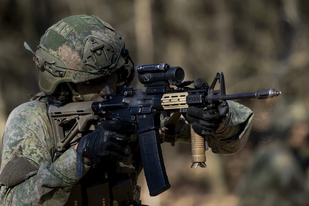 Militairen van de 11 Luchtmobiele Brigade tijdens een oefening bij Stroe.