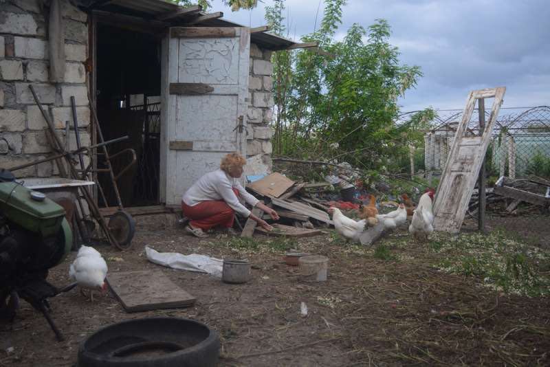 anna boejanova in moestuin