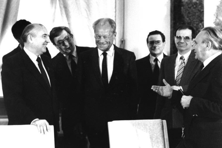Bahr Brandt Moskau 1988 Foto JH Darchinger Friedrich Ebert Stiftung