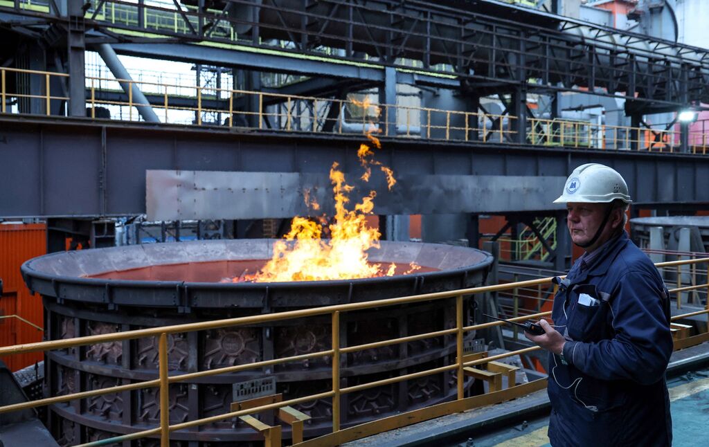 Medewerker van ijzer- en staalfabriek in Magnitogorsk tijdens bezoek van Vladimir Poetin, juli 2025. Foto: Alexander KAZAKOV / POOL / AFP / ANP