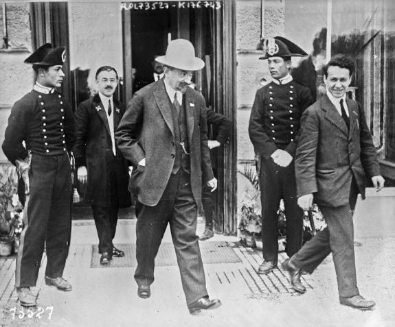 ChicherinEnElHotelImperiaDeGnova1922 cropped