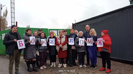 Residents of several demolished buildings in Mariupol are holding up signs “HOMELESS” in a video appeal to Putin. Screenshot from Telegram /  'Mariupol is us'