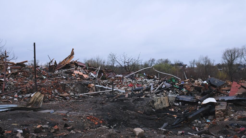 De plek waar een Russische geleide bom op 24 februari 2025 insloeg op Tsoepivka. Foto: Chris Colijn