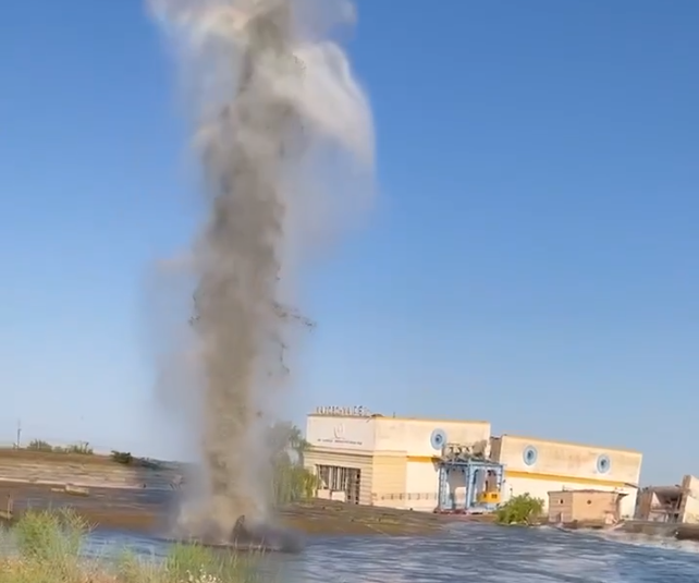 dam nova kakhovka mine detonates