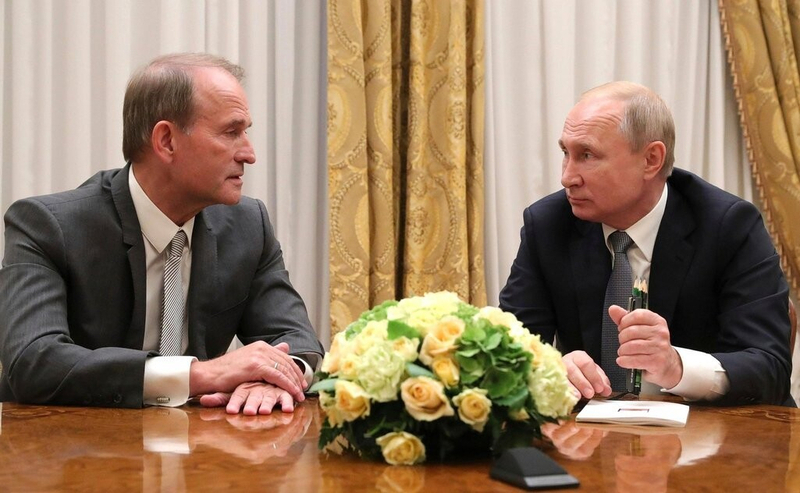 medvedstjoek en poetin foto kremlin