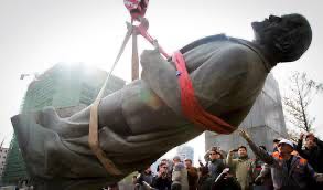 lenin standbeeld weggetakeld
