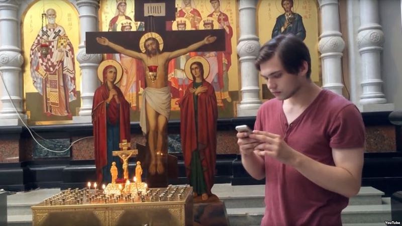 roeslan sokolovski speelde pokemon in kerk
