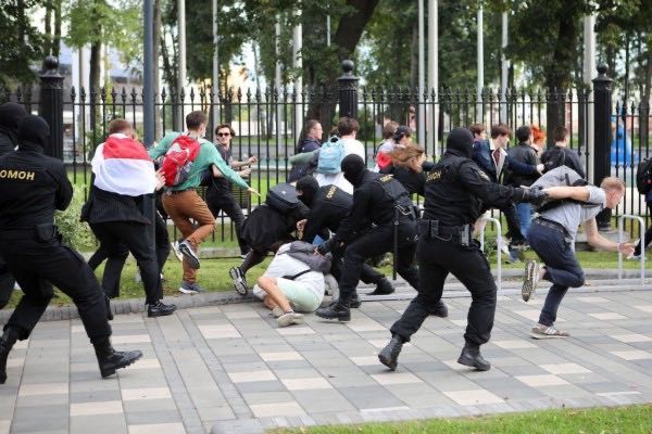 belarus 1 sept studenten en omon foto twitter