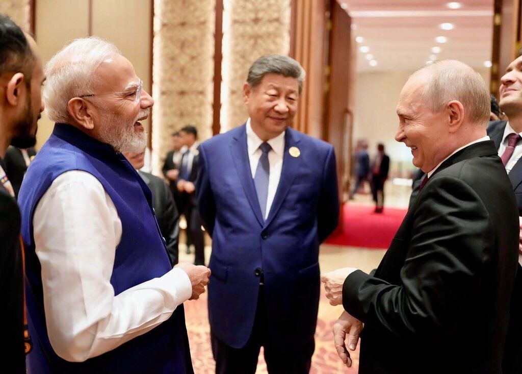 De Indiase premier Narendra Modi, de Chinese president Xi Jinping en de Russische president Vladimir Putin bij een informeel moment tijdens de BRICS-top.
